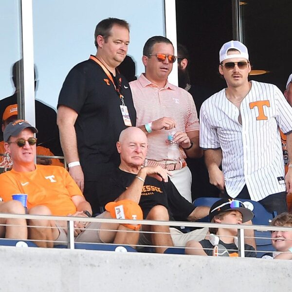 Peyton Manning, Morgan Wallen hug after Tennessee hits dwelling run to begin…