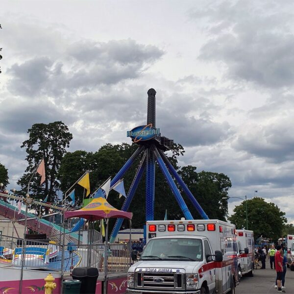 Oregon officers rescue 30 riders trapped upside-down at amusement park