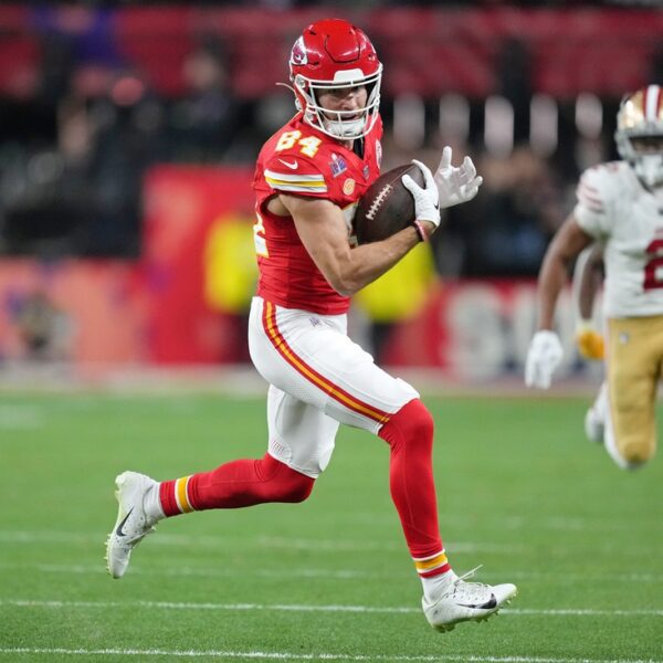 Chiefs WR Justin Watson injures foot in observe