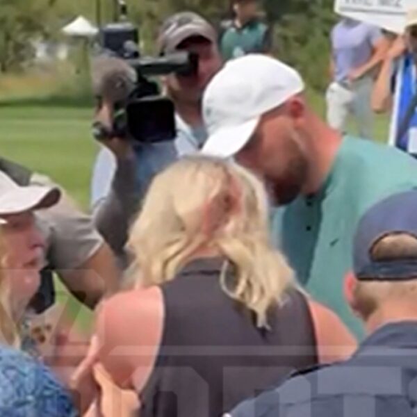 Travis Kelce Comforts Bloodied Fan After Hitting Her with Golf Ball, Video…