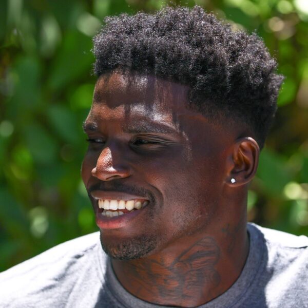 Reports: Tyreek Hill, Dolphins comply with restructured $90M deal