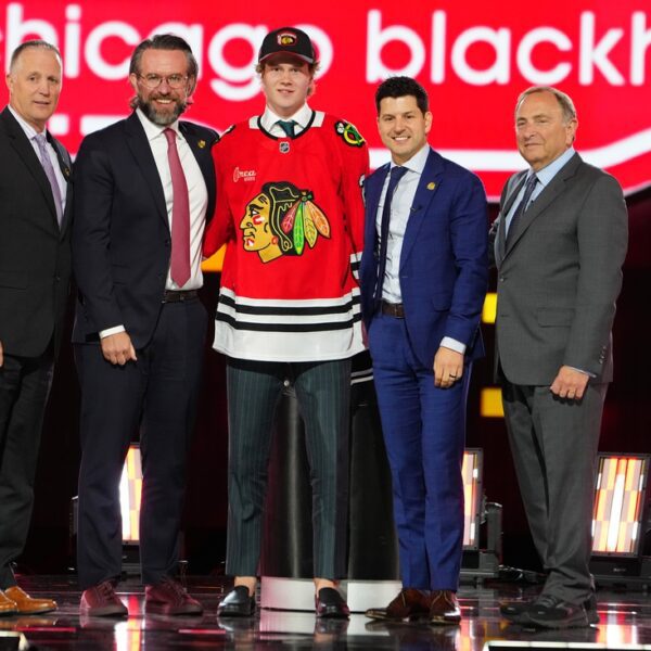 Blackhawks, first-round choose Marek Vanacker conform to 3-year deal