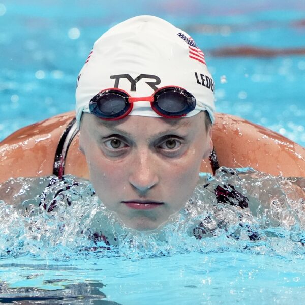 Katie Ledecky wins gold in 800 free for file 4th time