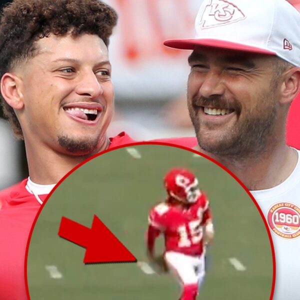 Travis Kelce Catches Wild, Behind the Back Pass From Patrick Mahomes