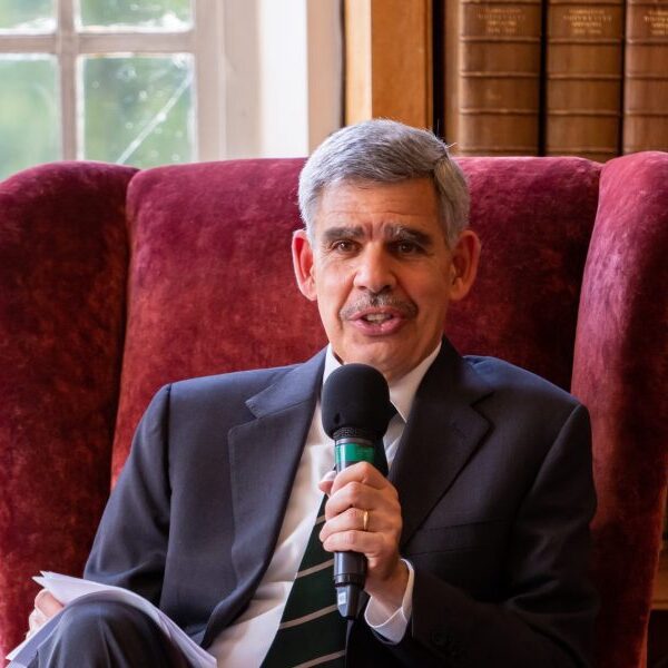 Top economist Mohamed El-Erian warns an emergency Fed price minimize might reinforce…