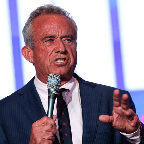 Robert F. Kennedy, Jr. suspends marketing campaign, backs Trump for president