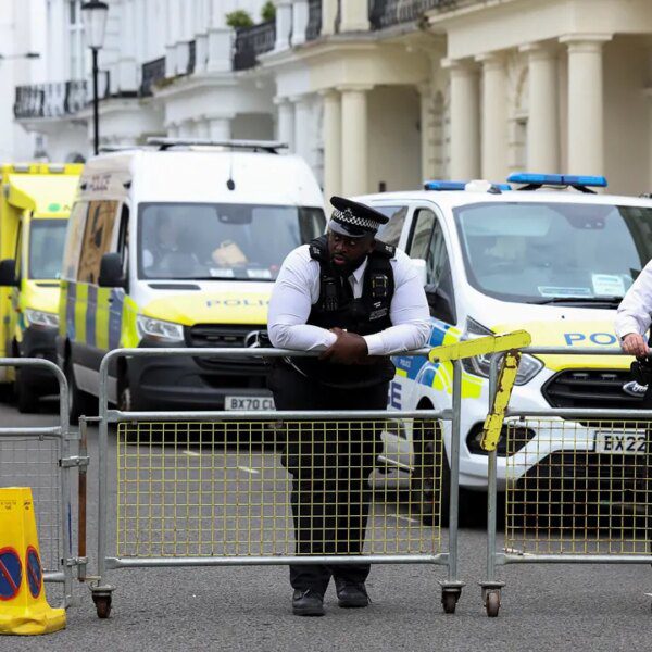 People stabbed, police assaulted at Notting Hill Carnival in London