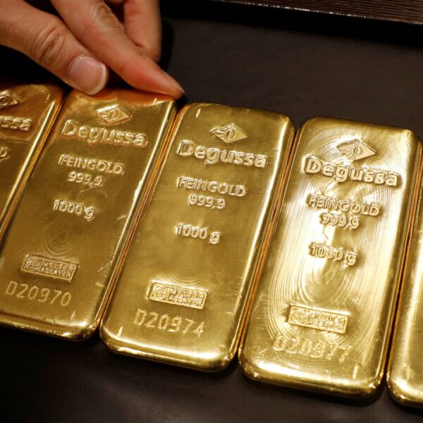 Goldman recommends gold; likes steel amid geopolitical danger, charge cuts