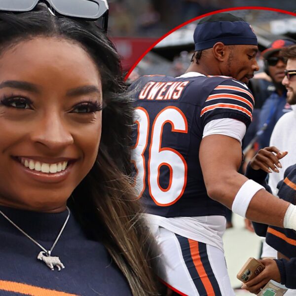 Simone Biles Cheers on Husband Jonathan Owens, Wearing Bears Gear