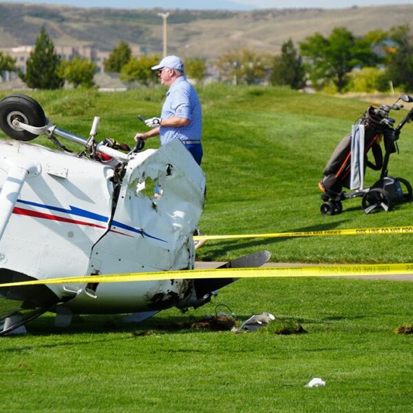 Colorado aircraft crashes on golf course, dramatic pictures present