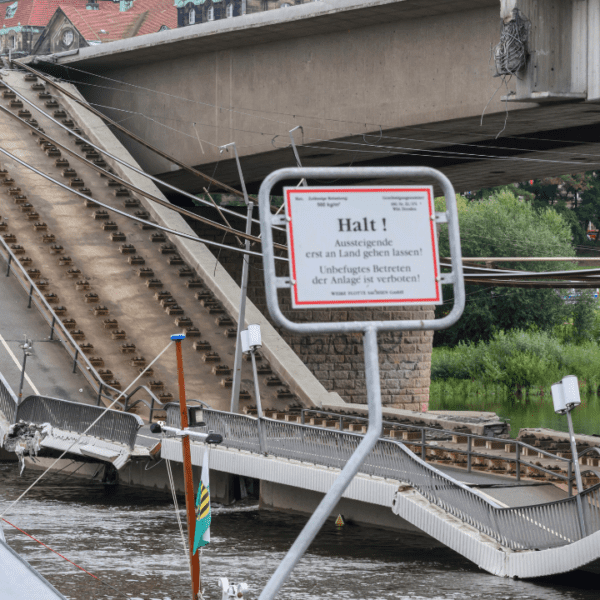 Partial bridge collapse in japanese Germany causes main site visitors disruption