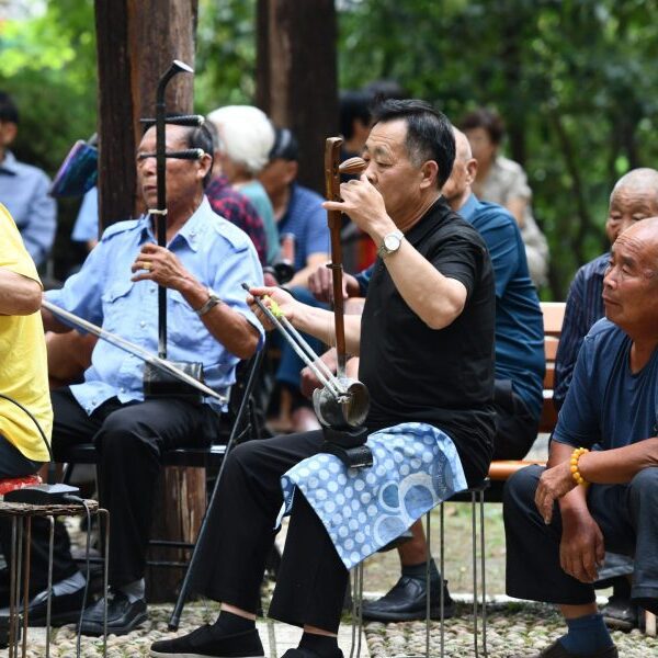 Chinese grumble about Beijing resolution to hike retirement age