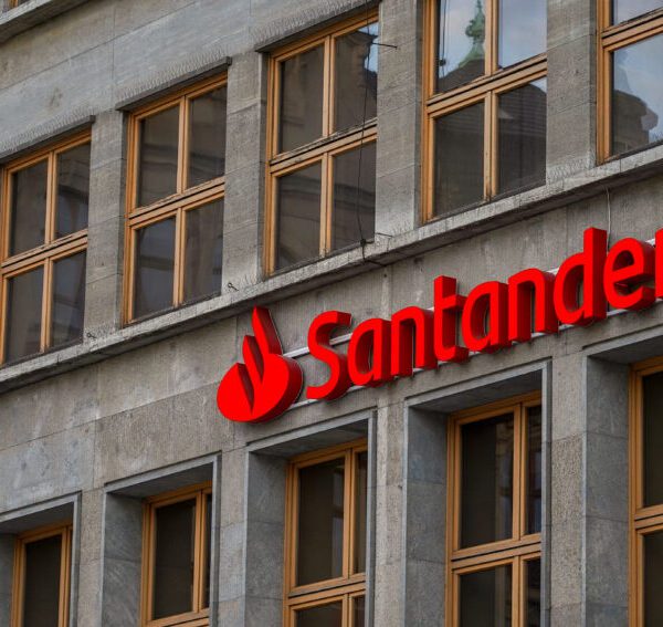 Santander tightens hybrid working guidelines, urging workers again to the workplace –…