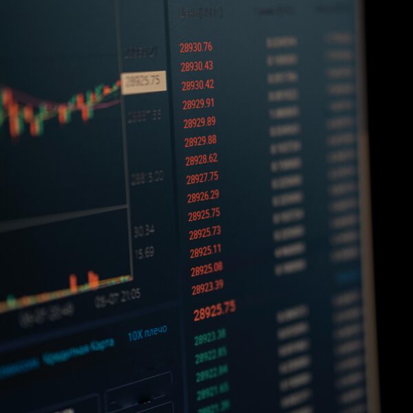 Crypto And Stocks Moving Together? Coinbase Research Unveils High Correlation