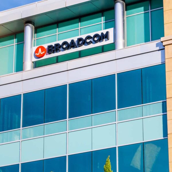 Broadcom: Strong AI Growth Overshadowed By Disappointing 4Q Revenue Outlook (NASDAQ:AVGO)