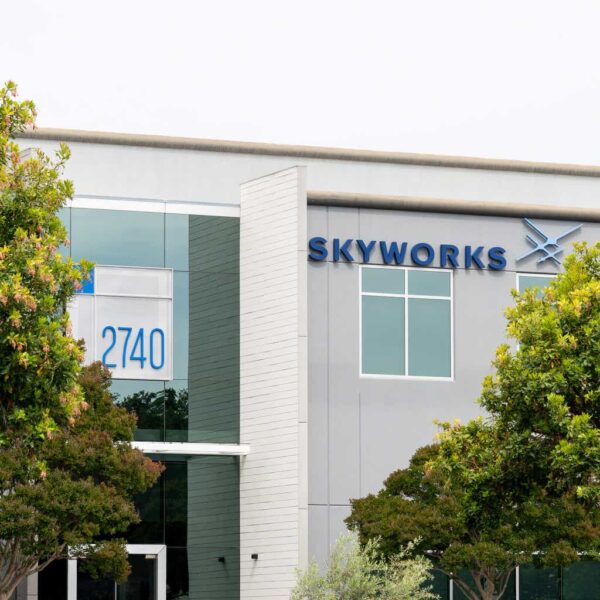 Skyworks: Still Pretending To Be A Blue Chip Stock (NASDAQ:SWKS)