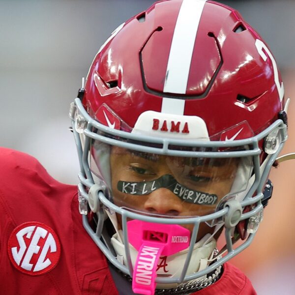 Alabama’s 17-year-old star receiver writes blunt 2-word message on eye black forward…