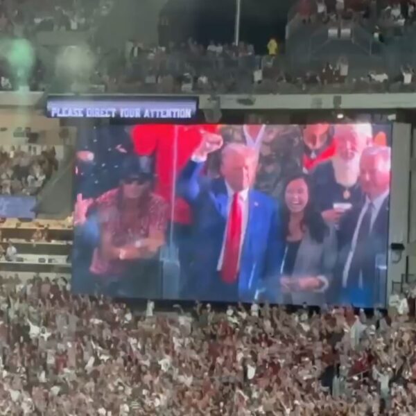 ALABAMA CROWD ROARS! As Trump Is Pictured on the Big Screen at…