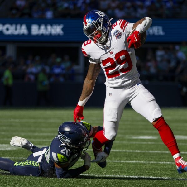 Short-handed Giants shock Seahawks, 29-20