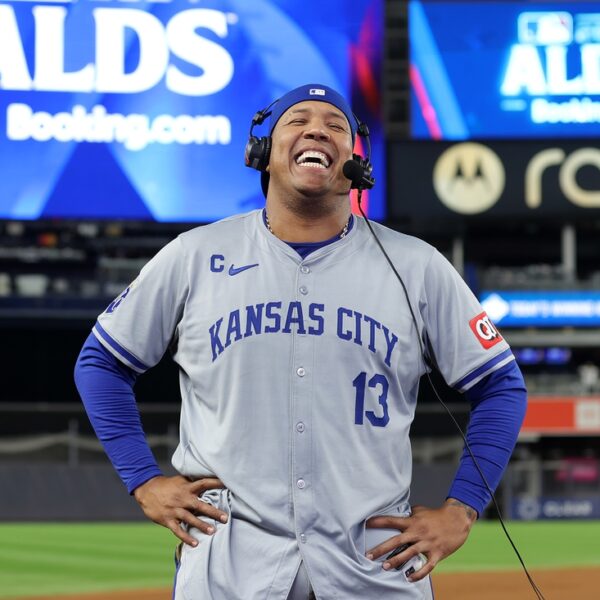 Royals C Salvador Perez receives Roberto Clemente Award