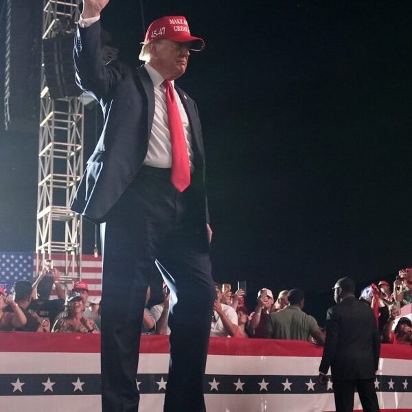 Man with loaded gun arrested at checkpoint close to Trump rally