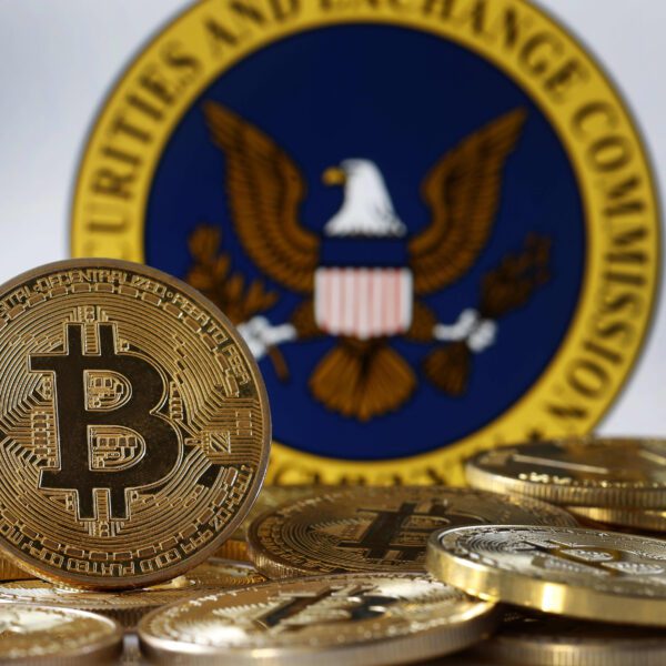 US Bitcoin ETFs See $300 Million Weekly Outflow After Three-Week Inflow