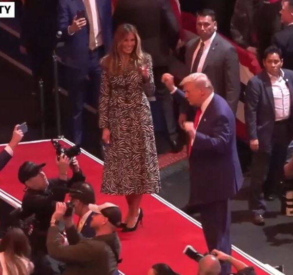 ADORABLE! Melania Trump Laughs and Points as Donald Trump Starts Dancing on…