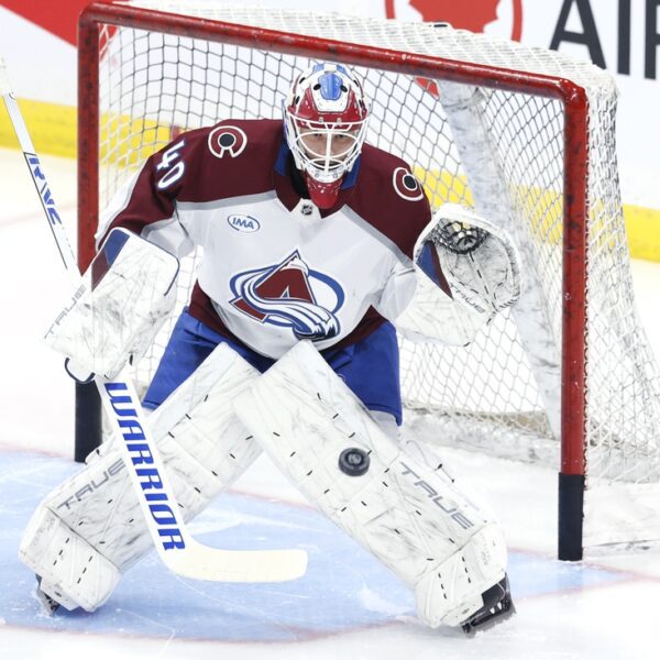 Avalanche host Predators in battle of streaky groups