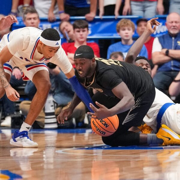 Top 25 roundup: No. 1 Kansas strikes to 4-0 by bullying Oakland