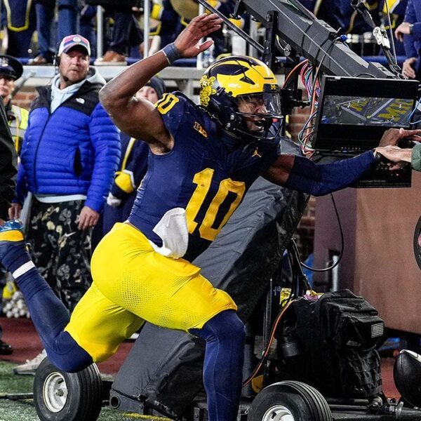 Michigan’s trick play fails miserably; backup quarterback will get leveled by tv…