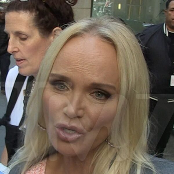 Kristin Chenoweth Still Keeping Diddy in Her Prayers, Despite Arrest