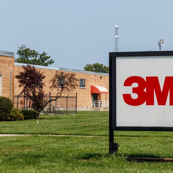 3M Seems A Bit Too Expensive Considering The Slow Growth (NYSE:MMM)