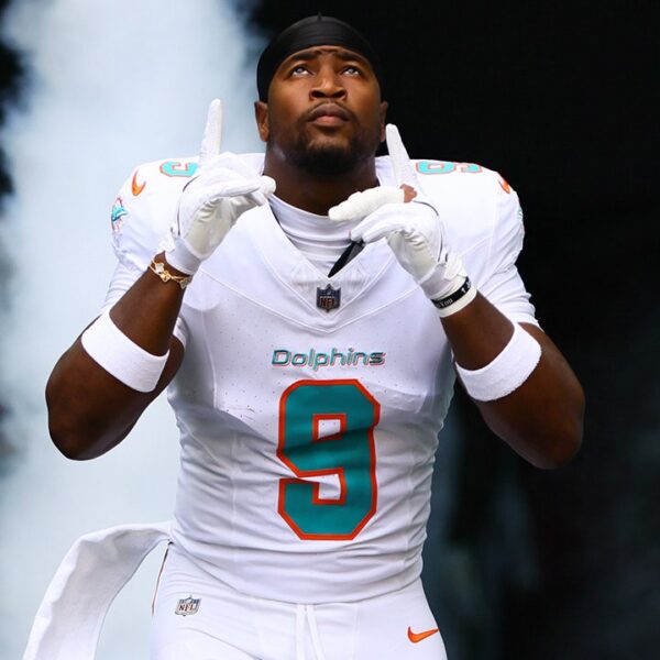 Dolphins’ Jonnu Smith says teammate Calais Campbell is ‘just like the LeBron…