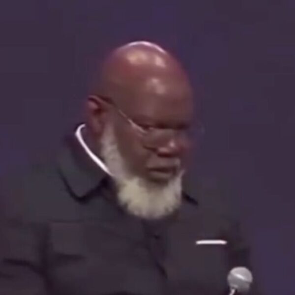 Bishop T.D. Jakes Suffers Medical Emergency During Sermon (VIDEO) | The Gateway…