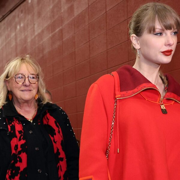 Taylor Swift arrives with Donna Kelce to stadium for Chiefs’ Black Friday…