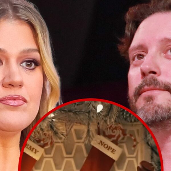 Kelly Clarkson Shades Ex-Husband Brandon Blackstock in Christmas Video