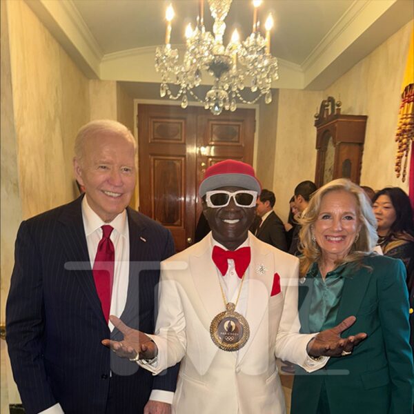 Flavor Flav in Yuletide Mode With Joe & Jill Biden at White…