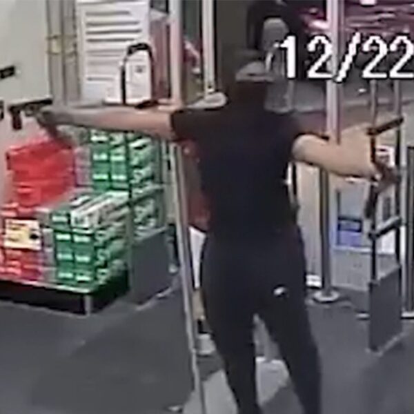 Brazen Thief Uses Tarantino-Like Double-Fisted Guns During Robbery, Video