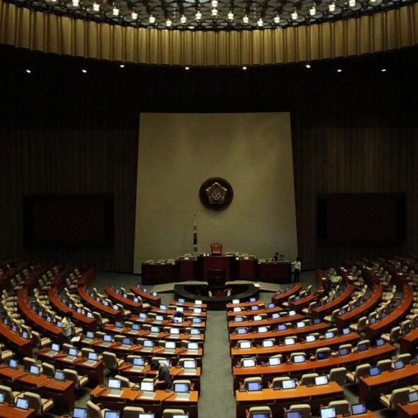 South Korean troops try to enter primary parliament corridor – report