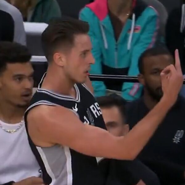 Zach Collins Brazenly Flips Off Ref After Ejection From Spurs-Kings Game