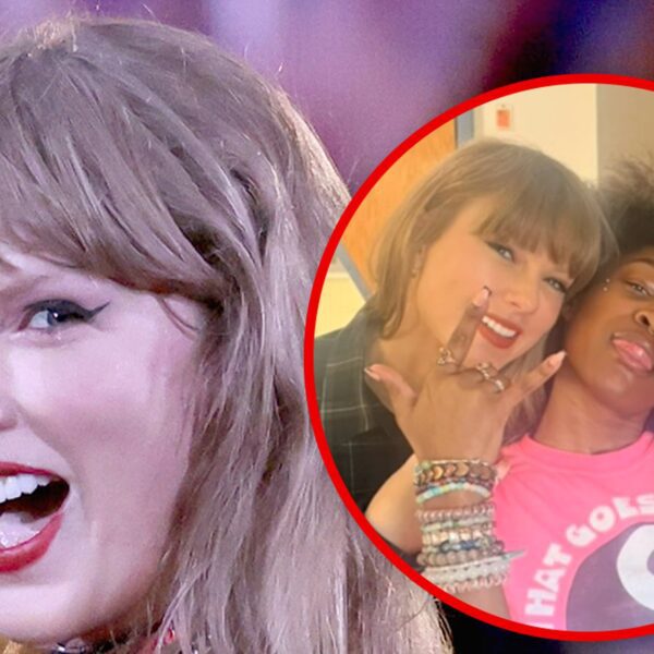 Taylor Swift Sends Christmas Gift to Teenage Hospital Patient