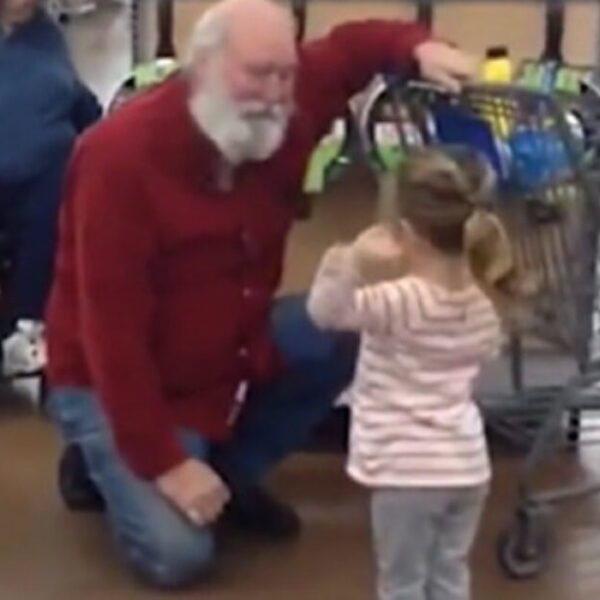 CLASSIC CHRISTMAS VIDEO: Bearded Man in Store Plays Along When Little Girl…