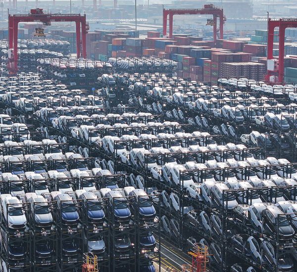 China’s Trade Surplus Reaches a Record of Nearly $1 Trillion