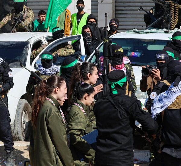 Hamas Choreographs a Show of Force as It Hands Over the Hostages