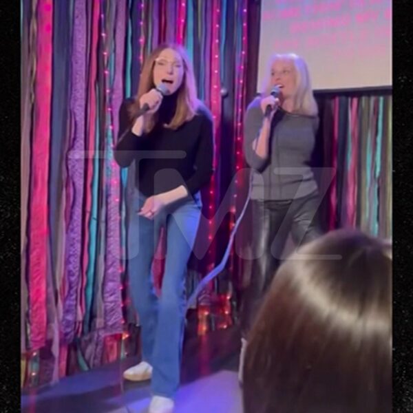 Laura Prepon Belts Out Karaoke at Nashville Bar Amid Divorce, on Video