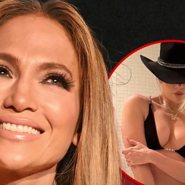 Jennifer Lopez Heats Up Aspen With Sexy New Bikini Picture