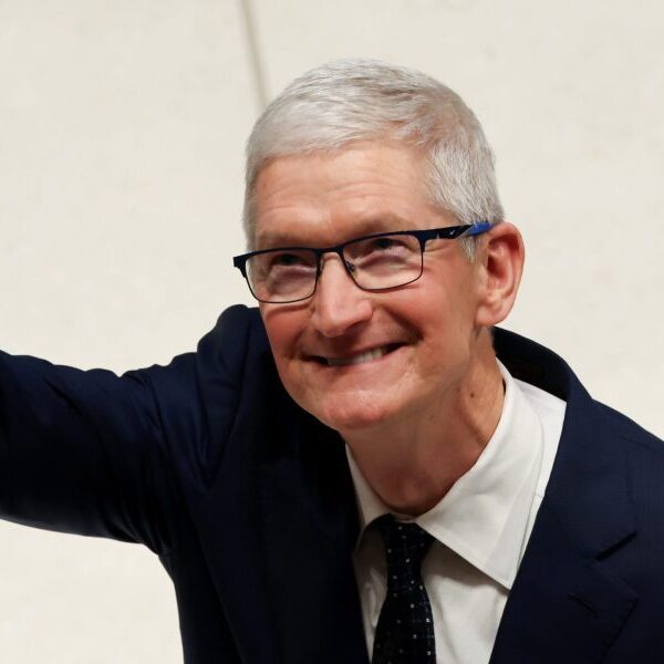 Apple CEO pay rises 18%; firm opposes anti-diversity measure