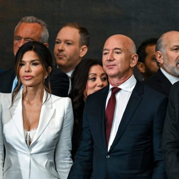 Jeff Bezos’ fiancée Lauren Sánchez is being slammed for her inauguration outfit—igniting…