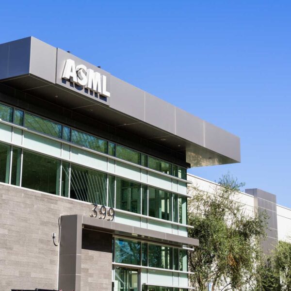 ASML: It's No Longer Dead In The Water