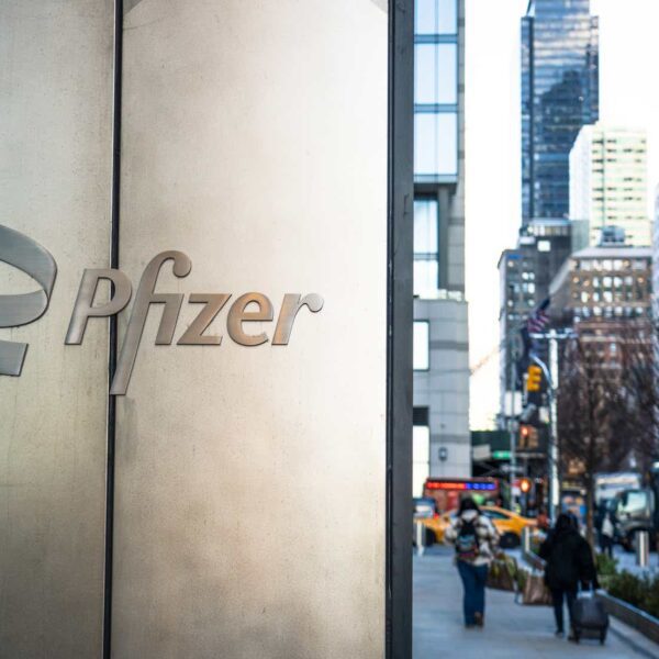 Pfizer Stock’s 2025 Comeback: What’s Driving Growth (NYSE:PFE)